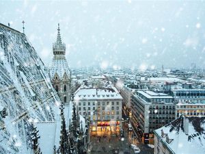 Blick auf den verschneiten Stephansdom in Wien
