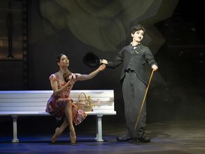 Chaplin war nicht nur ein fantastischer Komiker und Schauspieler, sondern auch Regisseur, Musiker und Tänzer Chaplin war nicht nur ein fantastischer Komiker und Schauspieler, sondern auch Regisseur, Musiker und Tänzer