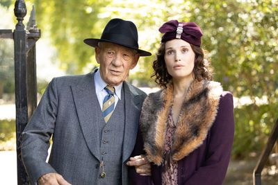 Jimmy Erskine (Ian McKellen) schreibt auch Kritiken über die Schauspielerin Nina Land 