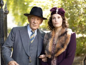 Jimmy Erskine (Ian McKellen) schreibt auch Kritiken über die Schauspielerin Nina Land Jimmy Erskine (Ian McKellen) schreibt auch Kritiken über die Schauspielerin Nina Land