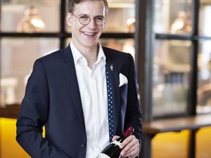 Der Sommelier Robert Jankowskis hat eine große Leidenschaft für Wein Der Sommelier Robert Jankowskis hat eine große Leidenschaft für Wein