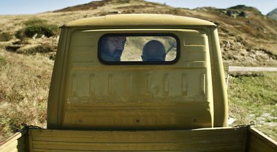 Endlich in Italien: Paul (Charly Hübner, li.) und Luigi (Max Tuveri) unterwegs in einer kleinen dreirädrigen "Ape", dem italienischen Kleintransporter