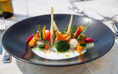 So sexy kann vegan sein – das Gemüsekunstwerk mit Pfifferlingen ist nur eines der pflanzenbasierten Gerichte, die gesundheitsbewusste Urlauber im Schenna bekommen