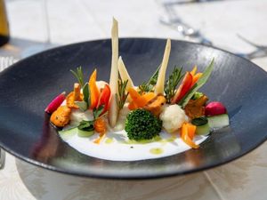 So sexy kann vegan sein – das Gemüsekunstwerk mit Pfifferlingen ist nur eines der pflanzenbasierten Gerichte, die gesundheitsbewusste Urlauber im Schenna bekommen