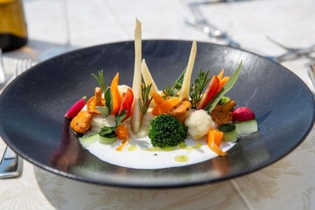 So sexy kann vegan sein – das Gemüsekunstwerk mit Pfifferlingen ist nur eines der pflanzenbasierten Gerichte, die gesundheitsbewusste Urlauber im Schenna bekommen