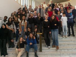 Schüler*innen der Gustav-Heinemann-Gesamtschule Essen erlebten im Aalto-Theater den Auftakt zum Schulprojekt „AkzepTANZ" Schüler*innen der Gustav-Heinemann-Gesamtschule Essen erlebten im Aalto-Theater den Auftakt zum Schulprojekt „AkzepTANZ"