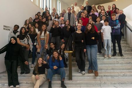 Schüler*innen der Gustav-Heinemann-Gesamtschule Essen erlebten im Aalto-Theater den Auftakt zum Schulprojekt „AkzepTANZ" 