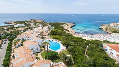 An Menorcas Südküste reihen sich weiße Sandstrände wie die Cala’n Bosch, an die das Grupotel Aldea Cala’n Bosch angrenzt