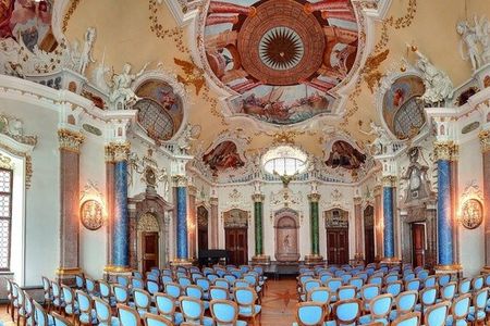 Der prachtvolle Kaisersaal im Barockkloster St. Mang im Herzen der Allgäuer Stadt Füssen ist häufig Schauplatz von Konzerten, unter anderem während der so genannten Kaisersaalkonzerte, der Festtage Alter Musik 