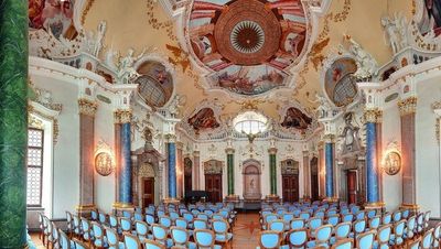 Der prachtvolle Kaisersaal im Barockkloster St. Mang im Herzen der Allgäuer Stadt Füssen ist häufig Schauplatz von Konzerten, unter anderem während der so genannten Kaisersaalkonzerte, der Festtage Alter Musik 