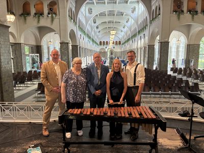 Geschäftsführer und Kurdirektor Sebastian Dresbach, Erhard Mann und seine Frau sowie die Musikerin Marta Faber und Orchestermanager Roman Riedel freuten sich über die gelungene Überraschung, wie auch über das musikalische Können der erst 15-jährigen Musikerin