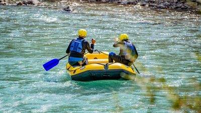 Entlang der Weitwanderstrecke „Lechweg – von der Quelle bis zum Fall“ können Wasserratten die Route im Tiroler Lechtal auch beim Raften auf einem der letzten Wildflüsse Europas zurücklegen