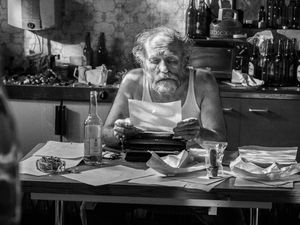 Der stets schlecht gelaunte Misanthrop Hugo (Karl Markovics) Der stets schlecht gelaunte Misanthrop Hugo (Karl Markovics)