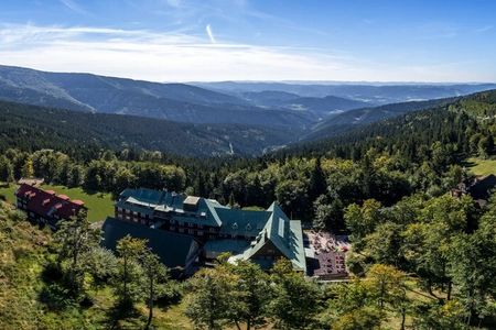 Beskiden bis zum Horizont: Rund um die Pustevny treffen weite Bergpanoramen auf eine der traditionsreichsten Ausflugsregionen Mährens