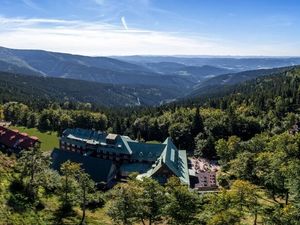 Beskiden bis zum Horizont: Rund um die Pustevny treffen weite Bergpanoramen auf eine der traditionsreichsten Ausflugsregionen Mährens Beskiden bis zum Horizont: Rund um die Pustevny treffen weite Bergpanoramen auf eine der traditionsreichsten Ausflugsregionen Mährens