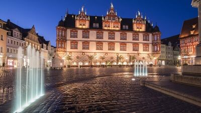 Der Coburger Marktplatz besticht durch die architektonische Vielfalt seiner historischen Gebäude