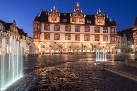 Der Coburger Marktplatz besticht durch die architektonische Vielfalt seiner historischen Gebäude