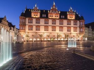 Der Coburger Marktplatz besticht durch die architektonische Vielfalt seiner historischen Gebäude Der Coburger Marktplatz besticht durch die architektonische Vielfalt seiner historischen Gebäude