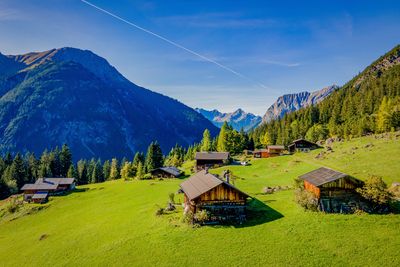 Bei angenehmen Temperaturen und oft noch sonnigem Wetter zeigt sich der Herbst im Tiroler Lechtal von seiner schönsten Seite