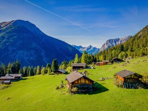 Bei angenehmen Temperaturen und oft noch sonnigem Wetter zeigt sich der Herbst im Tiroler Lechtal von seiner schönsten Seite Bei angenehmen Temperaturen und oft noch sonnigem Wetter zeigt sich der Herbst im Tiroler Lechtal von seiner schönsten Seite