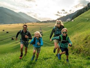 Der Höfe Trail Osttirol führt durch die bergbäuerliche Kulturlandschaft des Tiroler Gail- und Lesachtals Der Höfe Trail Osttirol führt durch die bergbäuerliche Kulturlandschaft des Tiroler Gail- und Lesachtals