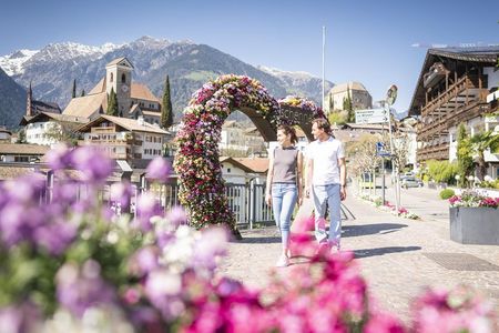 Mit milden Temperaturen bis zu 20 Grad, der weiß-rosa Apfelblüte sowie einer Fülle an kulinarischen und kulturellen Veranstaltungen feiert Schenna alljährlich den Beginn des Südtiroler Frühlings