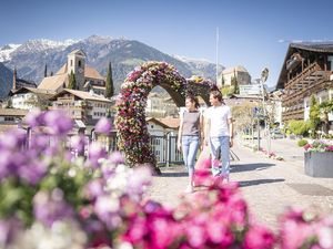 Mit milden Temperaturen bis zu 20 Grad, der weiß-rosa Apfelblüte sowie einer Fülle an kulinarischen und kulturellen Veranstaltungen feiert Schenna alljährlich den Beginn des Südtiroler Frühlings