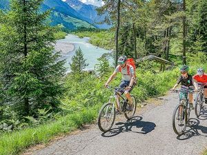 Auf 52 Kilometern führt die letzte Etappe des Lechradwegs von Reutte bis nach Steeg im Tiroler Lechtal Auf 52 Kilometern führt die letzte Etappe des Lechradwegs von Reutte bis nach Steeg im Tiroler Lechtal
