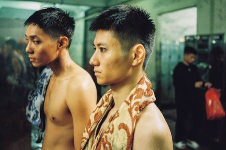 Nam (Thanh Hài Phąm) und Việt Duy Bảo Định Đào) bereiten sich für ihre Schicht vor