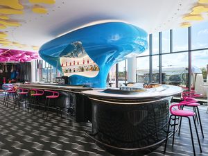 In Berlin setzte Karim Rashid auf kräftige Farben, digitale Muster und fließende Formen In Berlin setzte Karim Rashid auf kräftige Farben, digitale Muster und fließende Formen