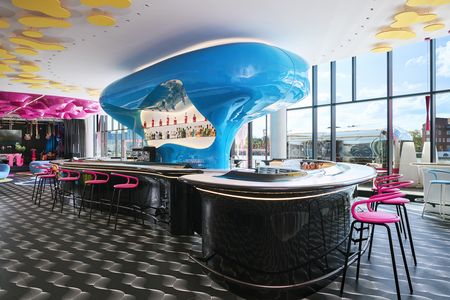 In Berlin setzte  Karim Rashid auf kräftige Farben, digitale Muster und fließende Formen