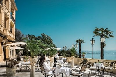 Auf der großen Terrasse des Liburnia Hotel Palace Bellevue direkt am Meer an Opatijas Küste entspannen und den Urlaub genießen