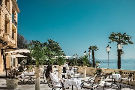 Auf der großen Terrasse des Liburnia Hotel Palace Bellevue direkt am Meer an Opatijas Küste entspannen und den Urlaub genießen