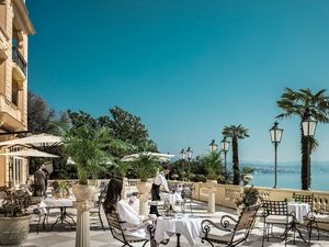 Auf der großen Terrasse des Liburnia Hotel Palace Bellevue direkt am Meer an Opatijas Küste entspannen und den Urlaub genießen