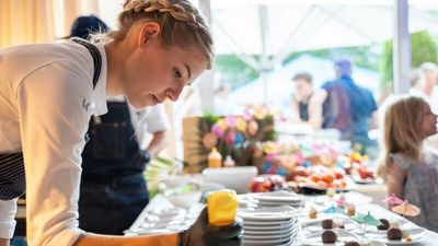Beim alljährlichen „Food-Festival“ im Hotel Vier Jahreszeiten Starnberg in Oberbayern schlemmen sich Besucher nach einem Champagner-Aperitif von Stand zu Stand