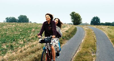 Betty (Barbara Auer) und Laura (Paula Beer) empfinden tiefe Zuneigung füreinander