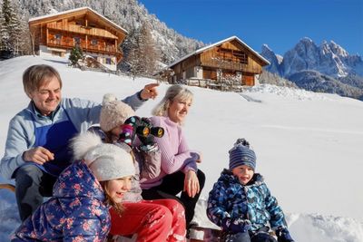 Die Südtiroler „Roter Hahn“-Bauern wissen, wo es sich am besten rodeln und auch, wann es sich am besten Rehe im Schnee beobachten lässt