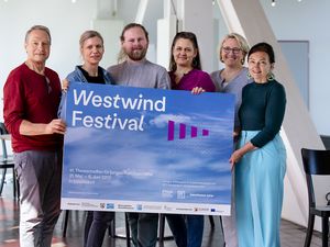 Pressekonferenz Stefan Fischer-Fels, Rut Profe-Bracht, Felix Herfs, Kirstin Hess, Dr. Stefanie Jenkner, Miriam Koch Foto: Anne Orthen Pressekonferenz Stefan Fischer-Fels, Rut Profe-Bracht, Felix Herfs, Kirstin Hess, Dr. Stefanie Jenkner, Miriam Koch Foto: Anne Orthen