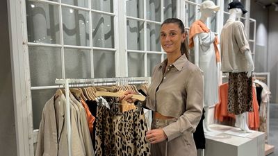 Bei Stilfragen hilft Stylecoach Andeta Fekaj weiter. Mit über 15 Jahren Erfahrung in der Modebranche ist sie in Bad Reichenhalls Kaufhaus Juhasz die richtige Ansprechpartnerin für alle Fragen rund um Kleidung und Accessoires