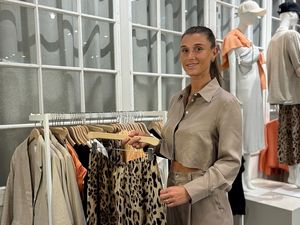Bei Stilfragen hilft Stylecoach Andeta Fekaj weiter. Mit über 15 Jahren Erfahrung in der Modebranche ist sie in Bad Reichenhalls Kaufhaus Juhasz die richtige Ansprechpartnerin für alle Fragen rund um Kleidung und Accessoires Bei Stilfragen hilft Stylecoach Andeta Fekaj weiter. Mit über 15 Jahren Erfahrung in der Modebranche ist sie in Bad Reichenhalls Kaufhaus Juhasz die richtige Ansprechpartnerin für alle Fragen rund um Kleidung und Accessoires