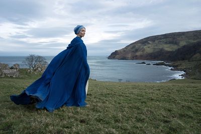 Priorin Brigid (Jodie Comer) macht sich Gedanken über den unbekannten Neuankömmling
