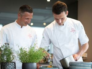 Bei einem Kochkurs im Hotel Vier Jahreszeiten Starnberg verrät Maximilian Moser (links), welche kleinen Kniffe und Details aus guten Zutaten ein außergewöhnliches Gericht formen Bei einem Kochkurs im Hotel Vier Jahreszeiten Starnberg verrät Maximilian Moser (links), welche kleinen Kniffe und Details aus guten Zutaten ein außergewöhnliches Gericht formen