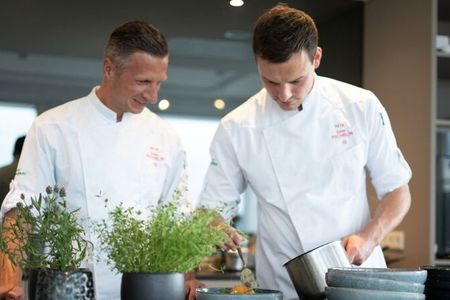 Bei einem Kochkurs im Hotel Vier Jahreszeiten Starnberg verrät Maximilian Moser (links), welche kleinen Kniffe und Details aus guten Zutaten ein außergewöhnliches Gericht formen