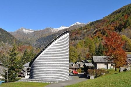 In Mogno trifft die Kraft der Alpen auf die klare Linie von Architekt Mario Botta. Die Kirche San Giovanni Battista im Vallemaggia zählt zu den eindrucksvollsten Kraftorten im Tessin