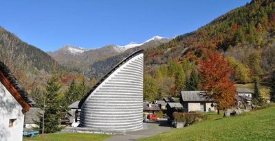 In Mogno trifft die Kraft der Alpen auf die klare Linie von Architekt Mario Botta. Die Kirche San Giovanni Battista im Vallemaggia zählt zu den eindrucksvollsten Kraftorten im Tessin