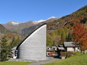 In Mogno trifft die Kraft der Alpen auf die klare Linie von Architekt Mario Botta. Die Kirche San Giovanni Battista im Vallemaggia zählt zu den eindrucksvollsten Kraftorten im Tessin In Mogno trifft die Kraft der Alpen auf die klare Linie von Architekt Mario Botta. Die Kirche San Giovanni Battista im Vallemaggia zählt zu den eindrucksvollsten Kraftorten im Tessin