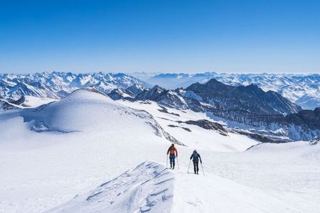 Teilnehmer des alljährlichen Austria Skitourenfestivals in Matrei/Osttirol haben die Möglichkeit, gemeinsam mit professionellen Berg- und Skiführern die schönsten Routen vor Ort zu erkunden.
