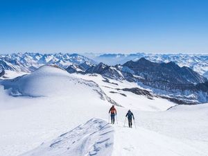Teilnehmer des alljährlichen Austria Skitourenfestivals in Matrei/Osttirol haben die Möglichkeit, gemeinsam mit professionellen Berg- und Skiführern die schönsten Routen vor Ort zu erkunden.
