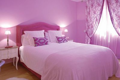 Pink is beautiful! In den exklusiven Ferienhäusern von Victor’s Portugal Malveira-Guincho an der Westküste der Iberischen Halbinsel trifft extravaganter Stil auf exklusiven Komfort – da kämen auch Barbie und Ken ins Schwärmen