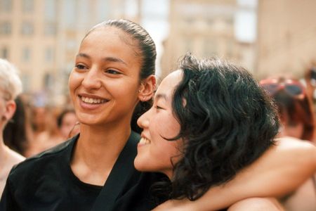 Fatima (Nadia Melliti) und die KrankenschwesterJi-Na (Ji-Min Park) haben sich in der Asthmaschule kennengelernt